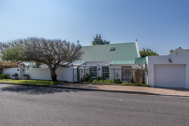 3 Bedroom Property for Sale in Lakeside Western Cape